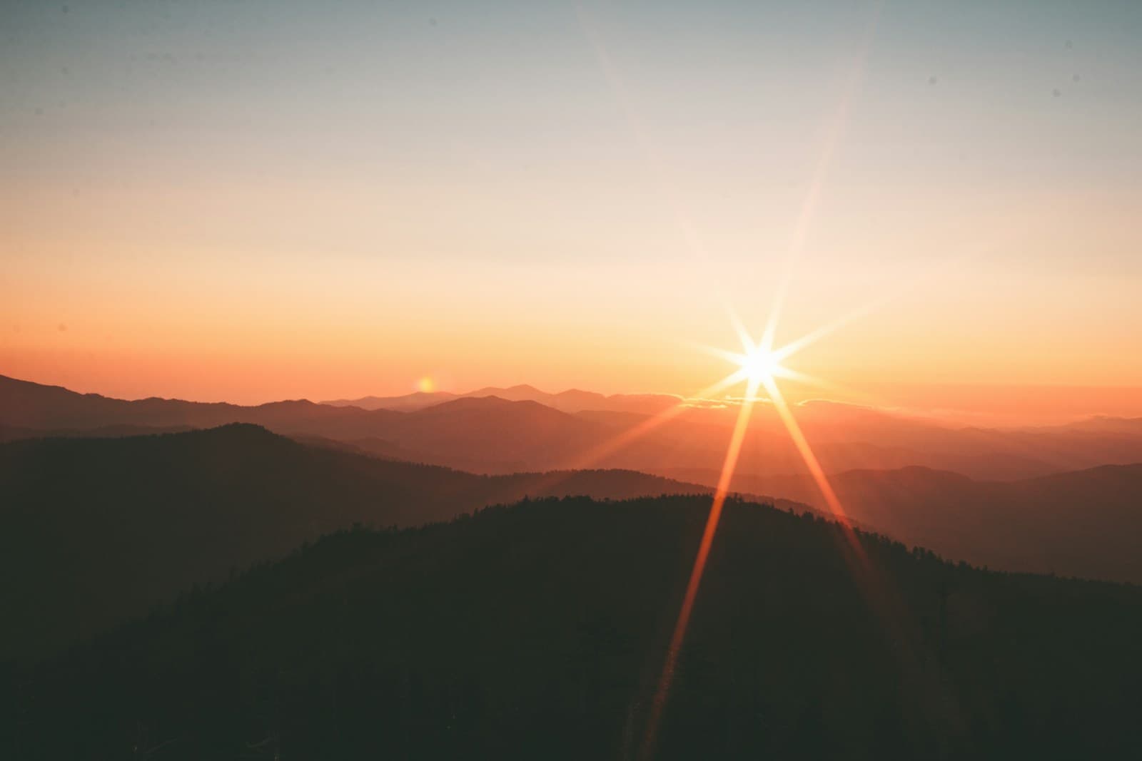 Peizazh i ngrohtë nga dielli që shtrihet drejt horizontit